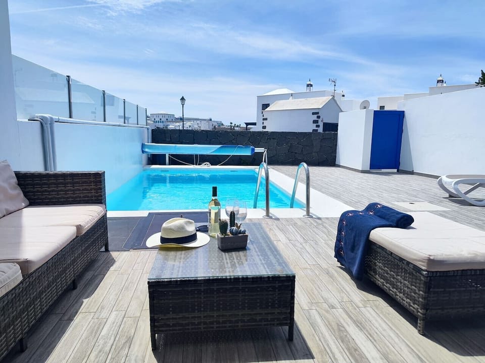 Piscina climatizada todo el año con zona chill out
