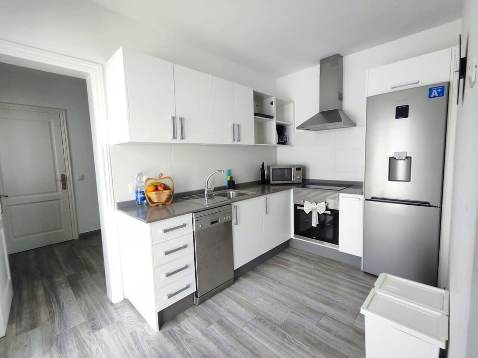 Cocina completa al lado del porche techado
