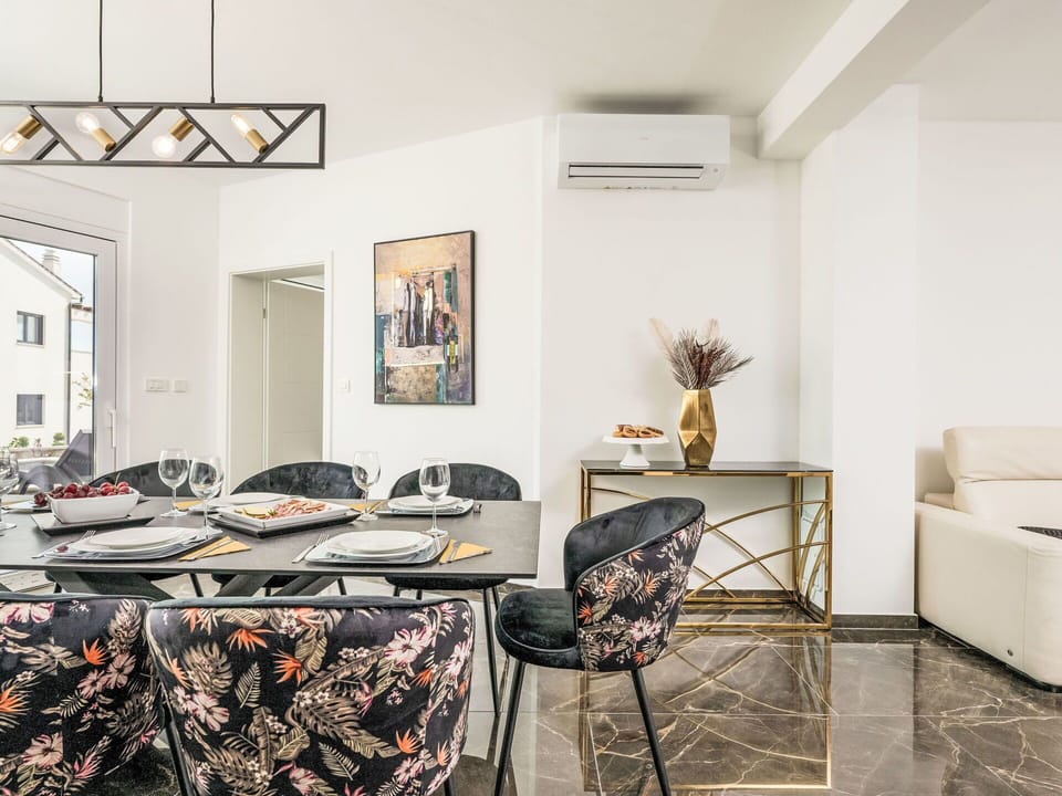 Furniture, Interior Design, Flooring, Wall, Floor, Wood, Table, Ceiling, Room, Chair