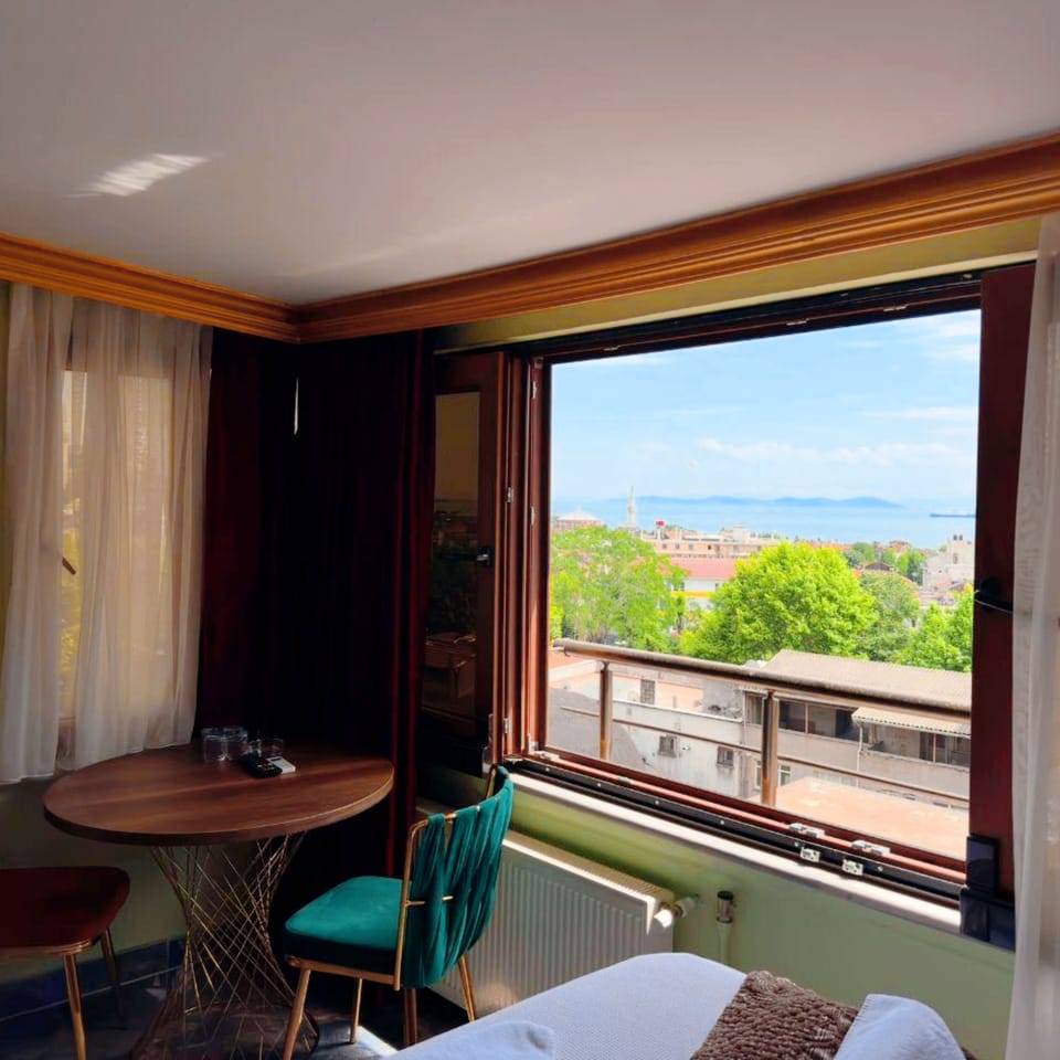 Premium bedding, minibar, desk, free WiFi