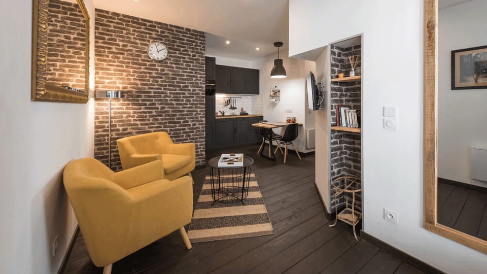 Standard Apartment, City View | Living area