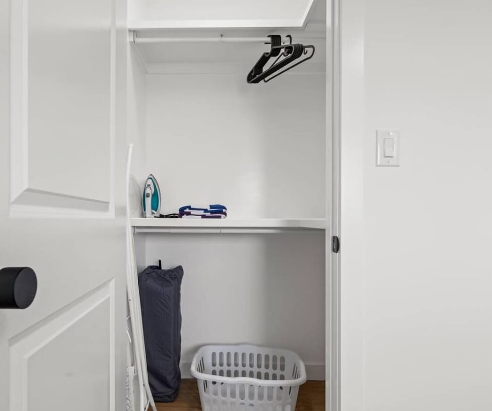 Iron, hangers, laundry basket – keep your wardrobe sorted with ease!