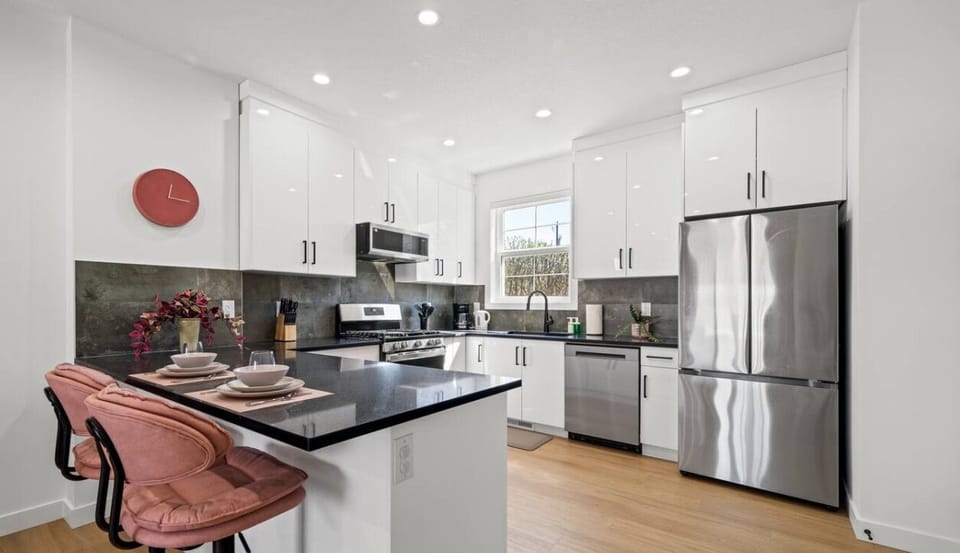 Whip up delights! Enjoy our fully equipped kitchen, complete with a refrigerator, stove, microwave, and dishwasher.
