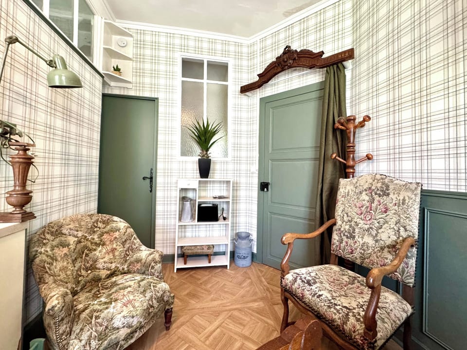Deluxe Triple Room | Living area