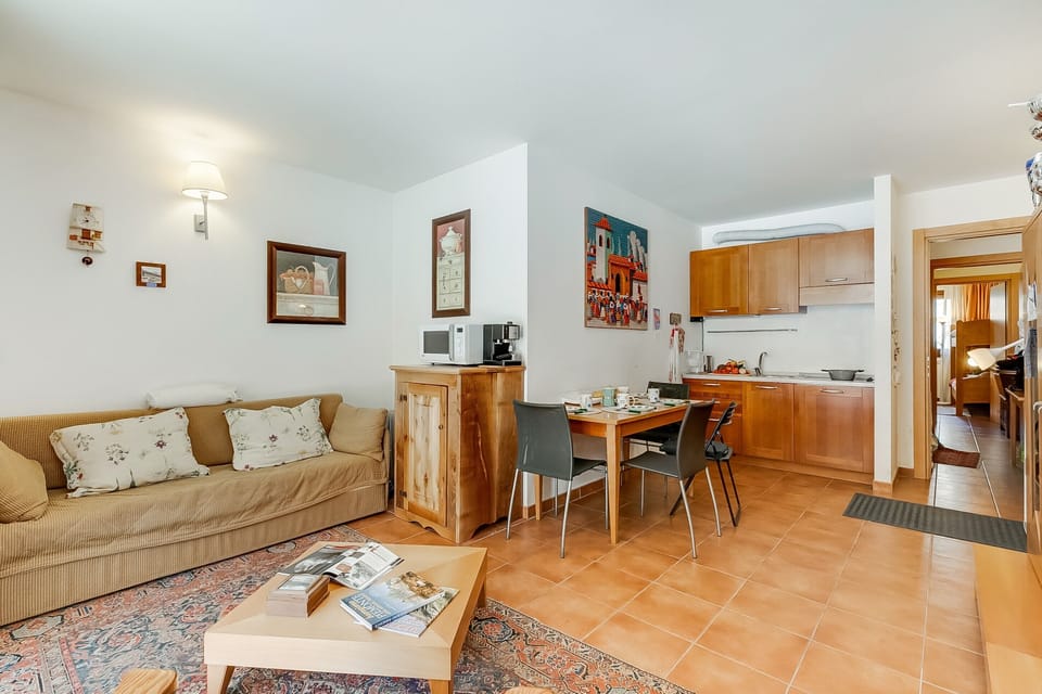 Family Apartment, Multiple Bedrooms (The Theo's Nest) | Dining room