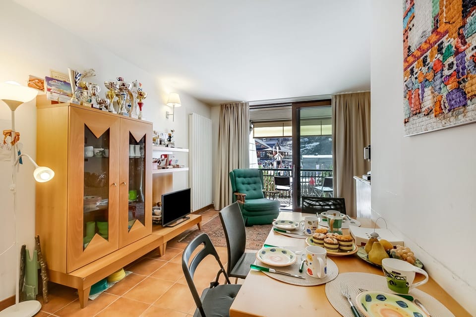 Family Apartment, Multiple Bedrooms (The Theo's Nest) | Dining room