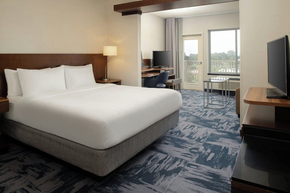 Hypo-allergenic bedding, in-room safe, desk, blackout drapes