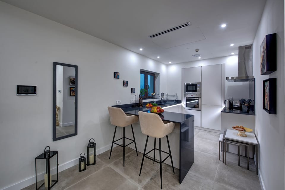 Luxury Apartment, Garden View | Private kitchen | Electric kettle