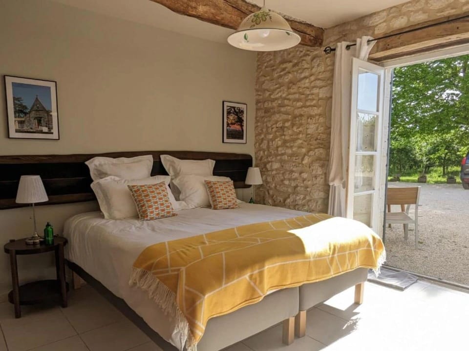 CHAPPELLE (Garden View) | Premium bedding, iron/ironing board, free WiFi, bed sheets