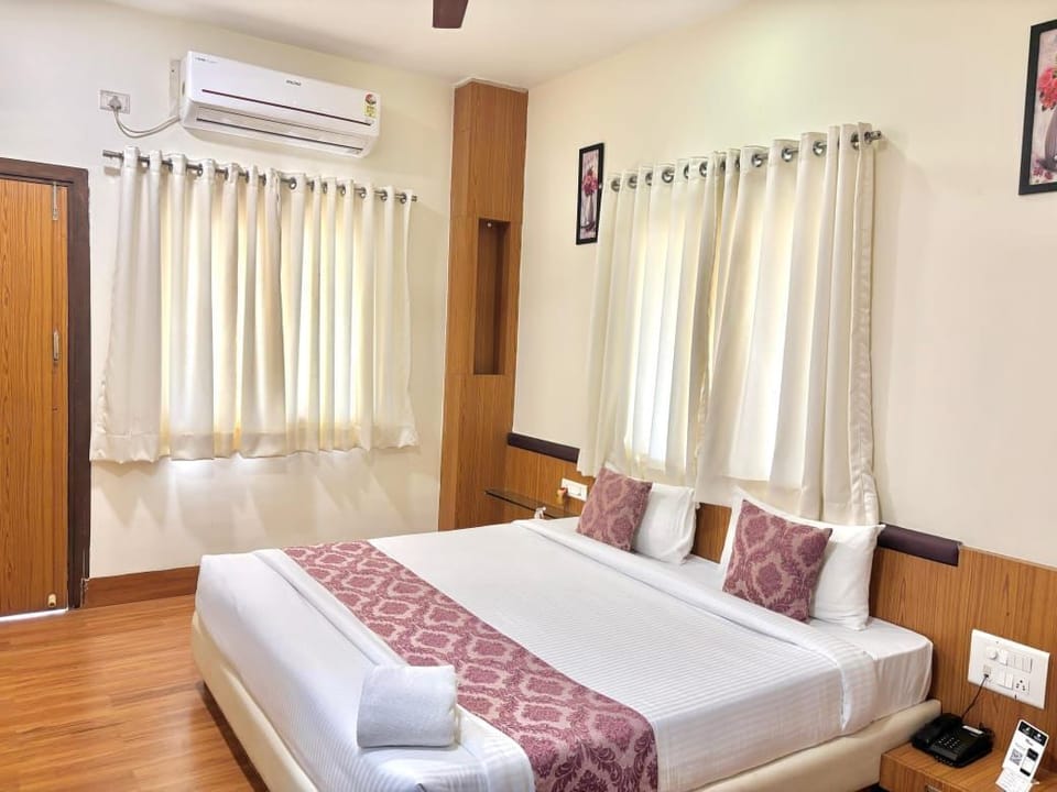 Deluxe Room, Balcony, City View | Laptop workspace, free WiFi, bed sheets