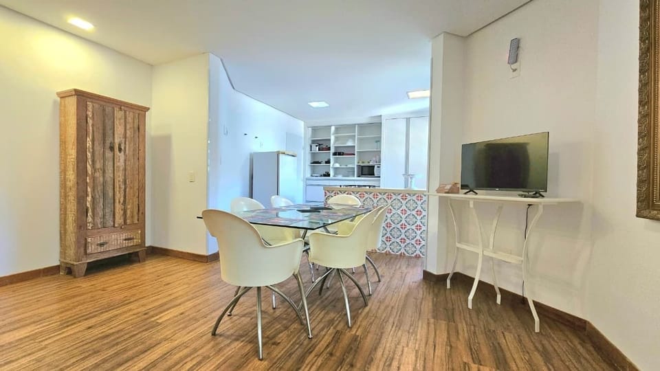 Sala de estar e jantar com cozinha integrada.