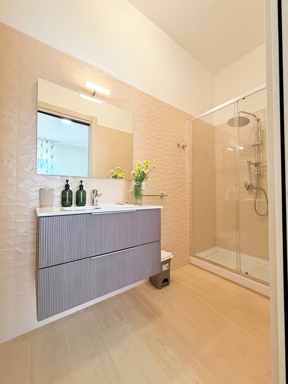 Room | Bathroom | Shower, hair dryer, bidet, towels