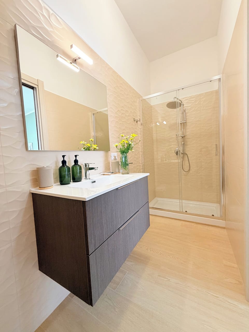 Room | Bathroom | Shower, hair dryer, bidet, towels
