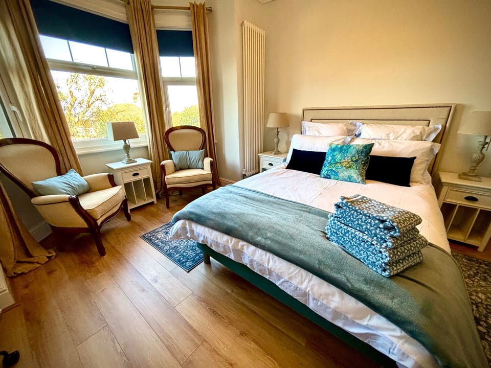 5 Guests - 2 Bedrooms - Free Parking - 1min Beach Apartment in Llandudno