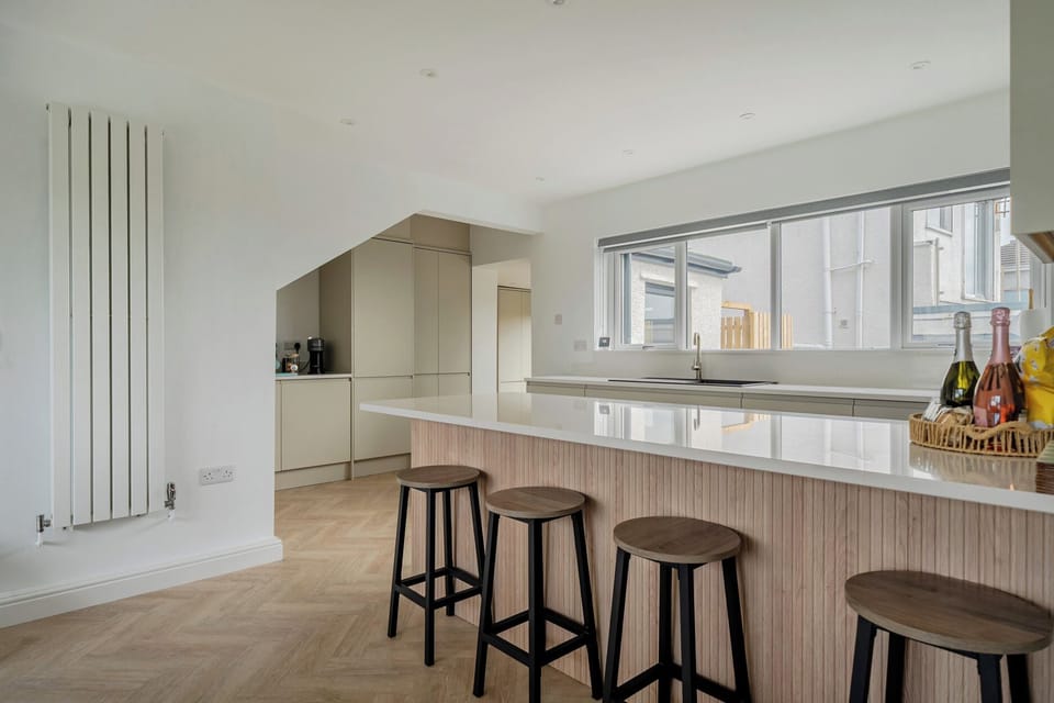 Cottage | Private kitchen | Fridge, microwave, toaster, cookware/dishes/utensils