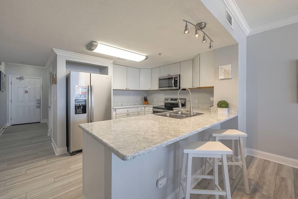 Condo, Multiple Beds (Majestic Beach Towers 1-503) | Private kitchen | Oven, toaster