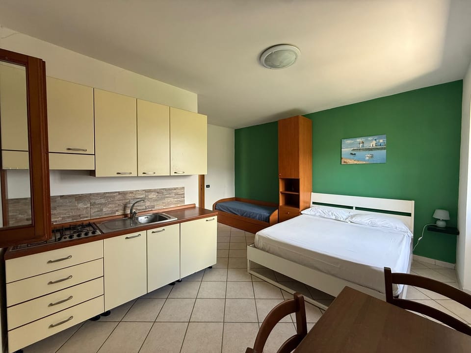 Room, Sea View | Desk, iron/ironing board, free WiFi