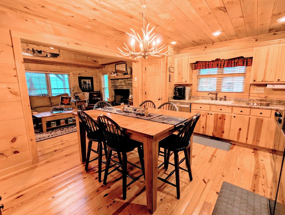 Eat-in Kitchen (seats 6)