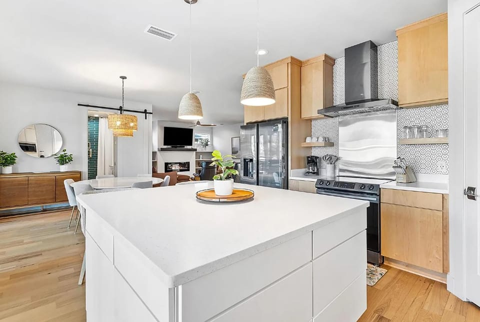 House, Multiple Beds (Talulah Sunrise) | Private kitchen | Oven, cookware/dishes/utensils