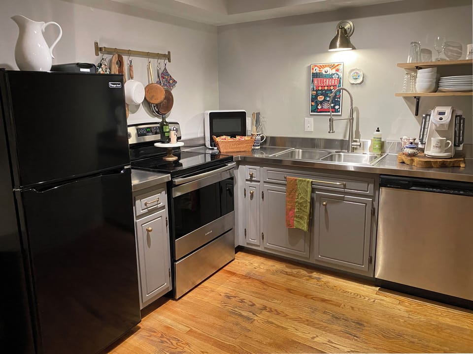 Fully stocked kitchen - cook or store leftovers from the varied restaurants!