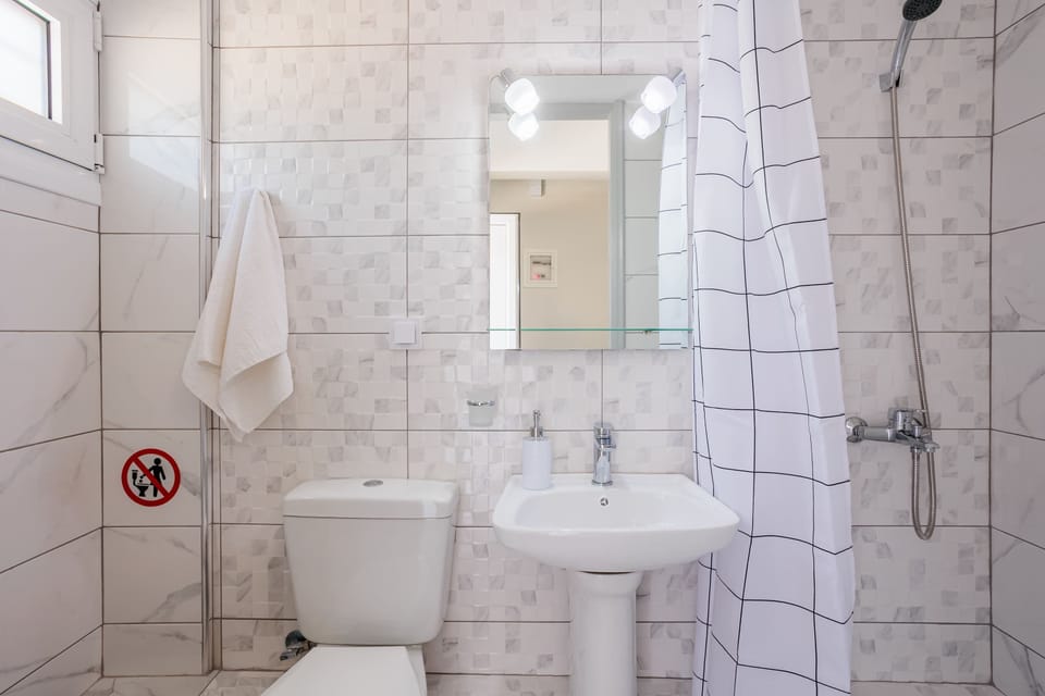 Fully Equipped Bathroom with Bright Tiles and Vanity – Fresh and clean with modern fittings.