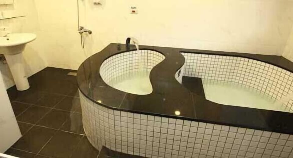 Deep soaking bathtub