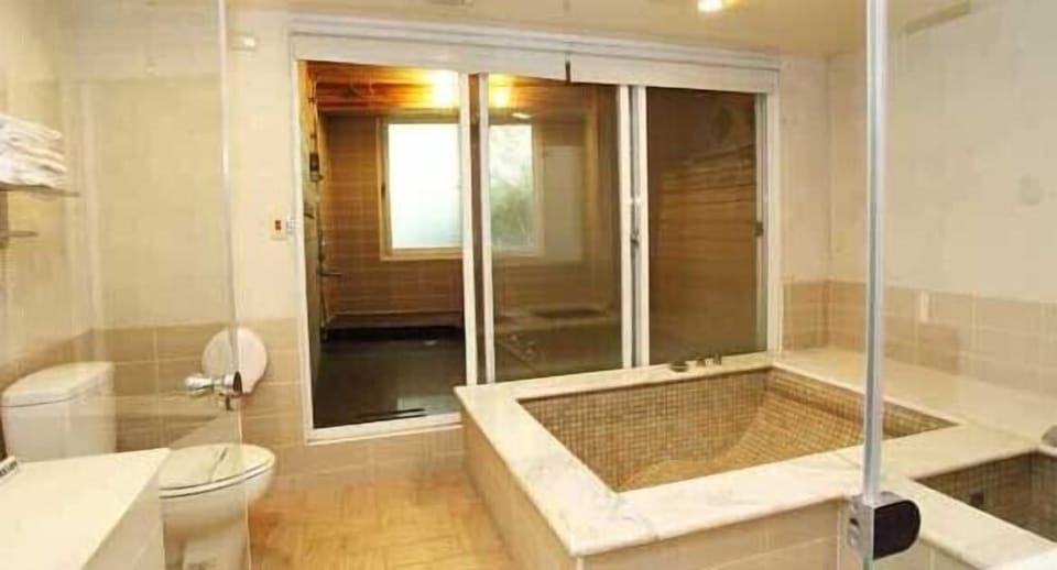 Deep soaking bathtub