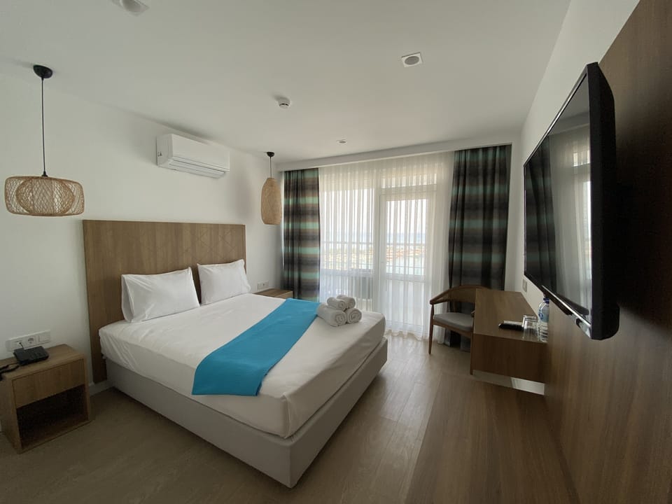 Deluxe Room, 1 Double or 2 Twin Beds, Balcony, Sea View | Minibar, in-room safe, soundproofing, free WiFi