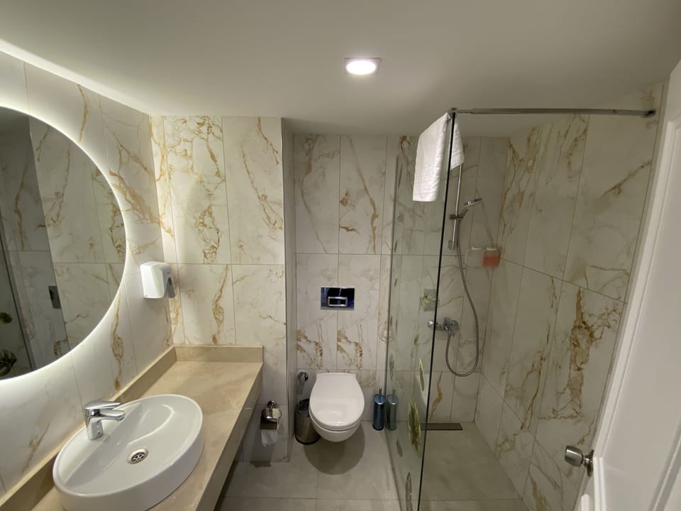 Deluxe Room, 1 Double or 2 Twin Beds, Balcony, Sea View | Bathroom | Combined shower/tub, eco-friendly toiletries, hair dryer, slippers