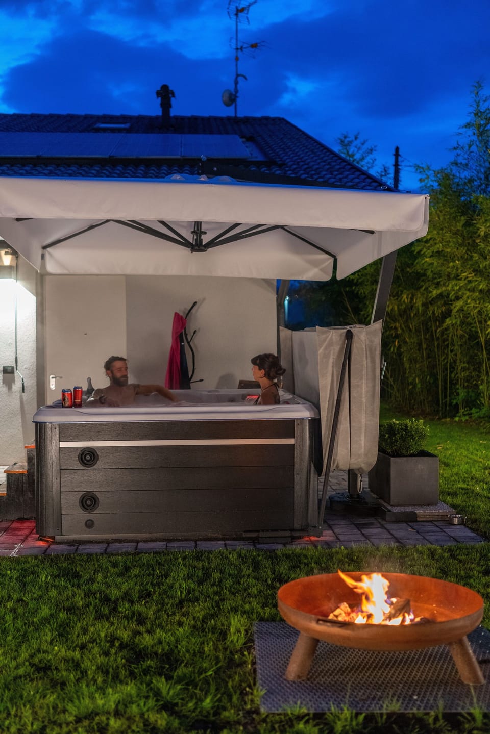 Outdoor spa tub