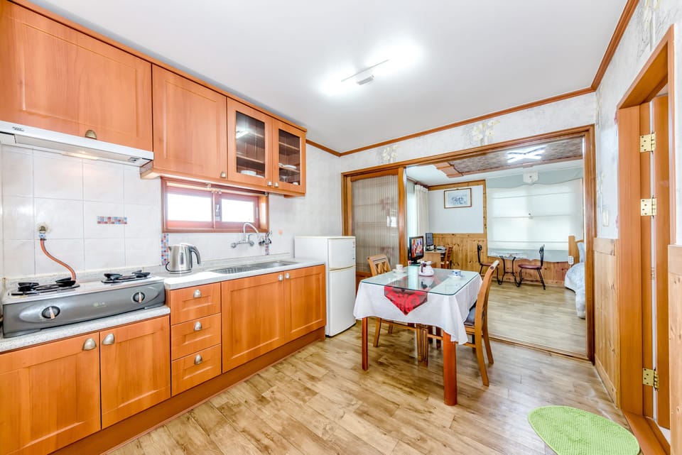 Standard Room | Private kitchen | Full-size fridge, stovetop, cookware/dishes/utensils