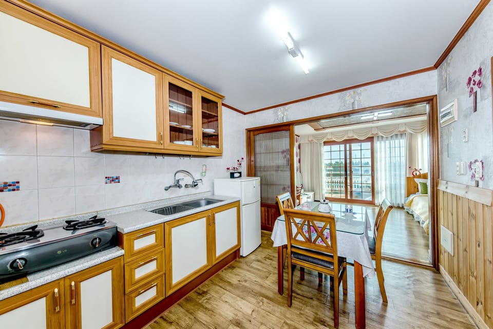 Standard Room | Private kitchen | Full-size fridge, stovetop, cookware/dishes/utensils