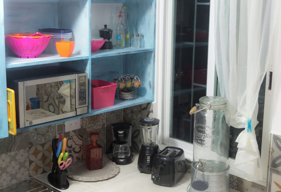 Basic Apartment | Private kitchen | Full-size fridge, microwave, oven, cookware/dishes/utensils