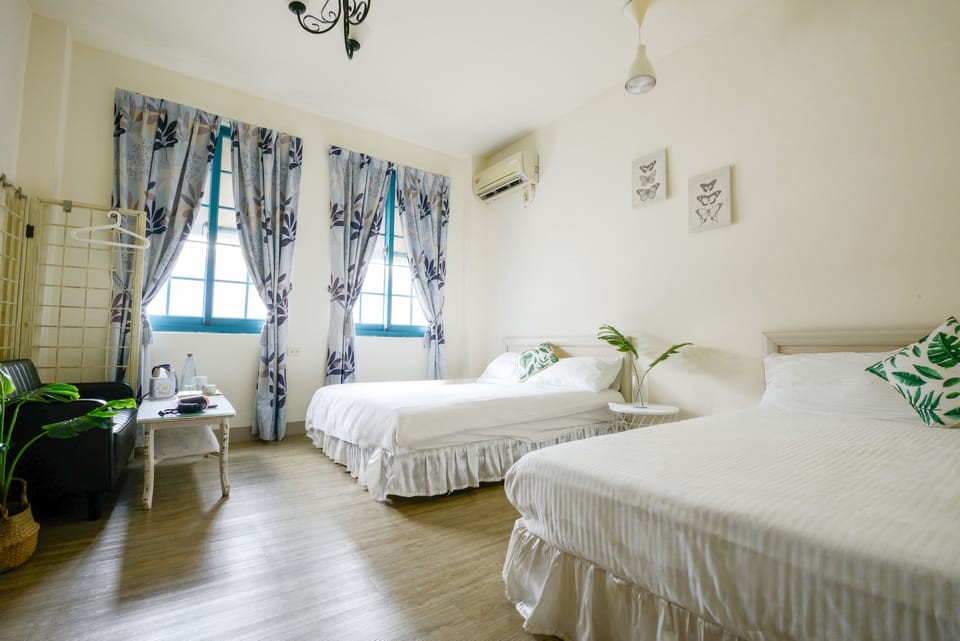 Family Quadruple Room | Desk, blackout drapes, rollaway beds, free WiFi