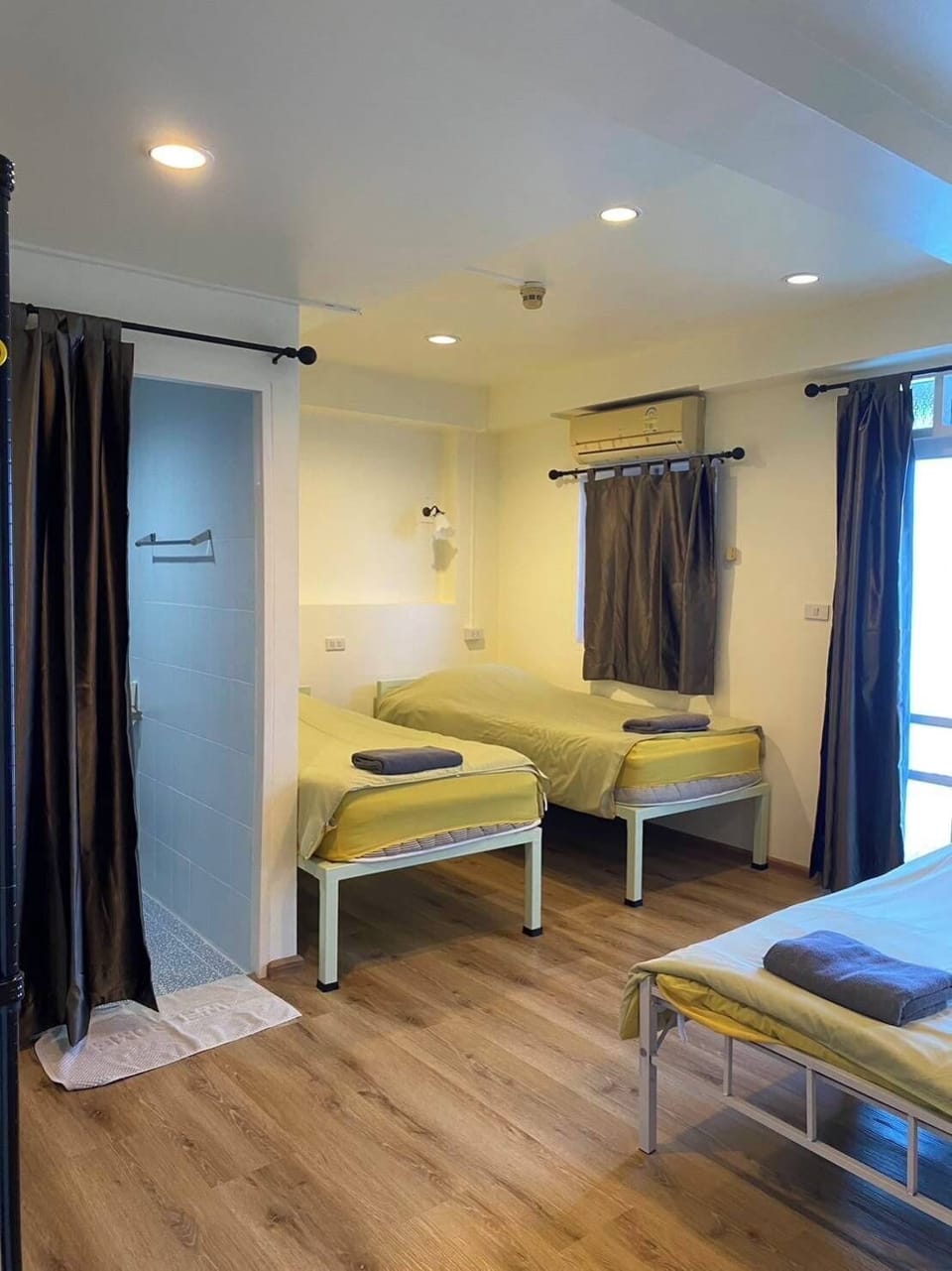 Comfort Quadruple Room | Bathroom | Shower, free toiletries, hair dryer, towels