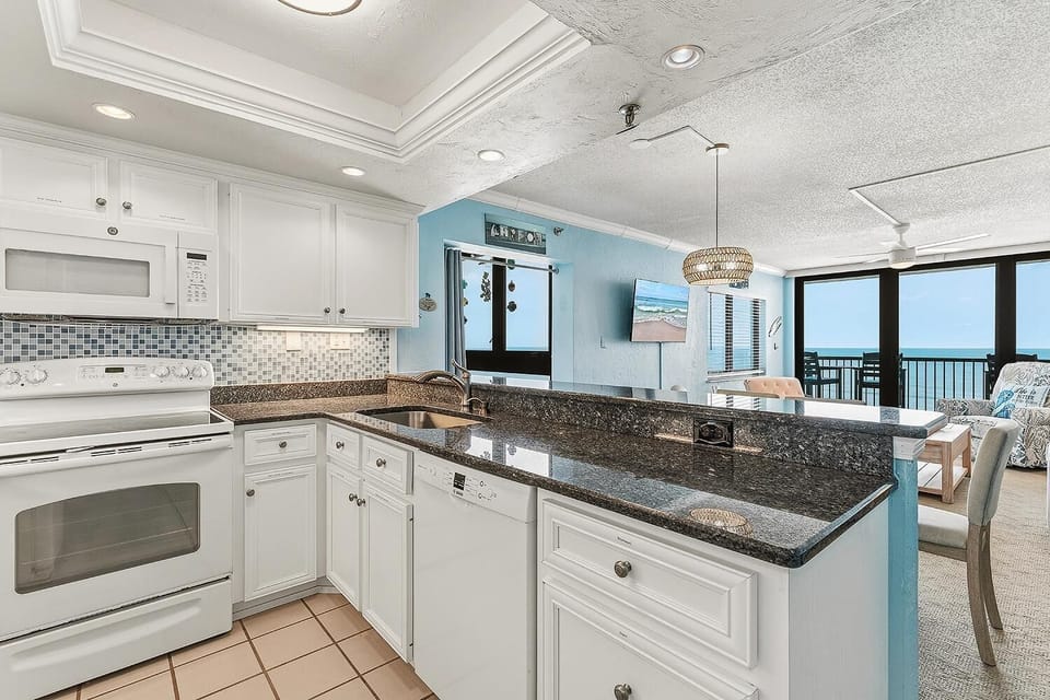 Condo, Multiple Beds (Sunrise 602) | Private kitchen | Oven
