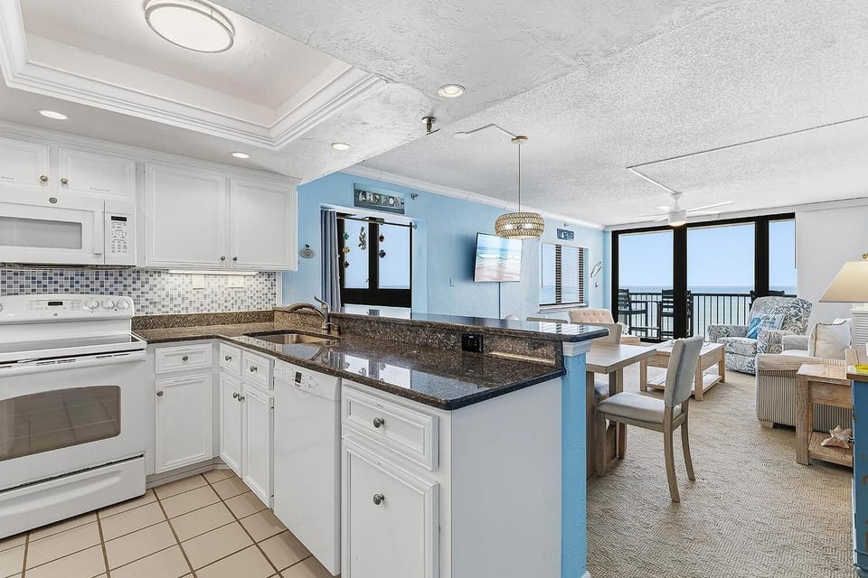 Condo, Multiple Beds (Sunrise 602) | Private kitchen | Oven