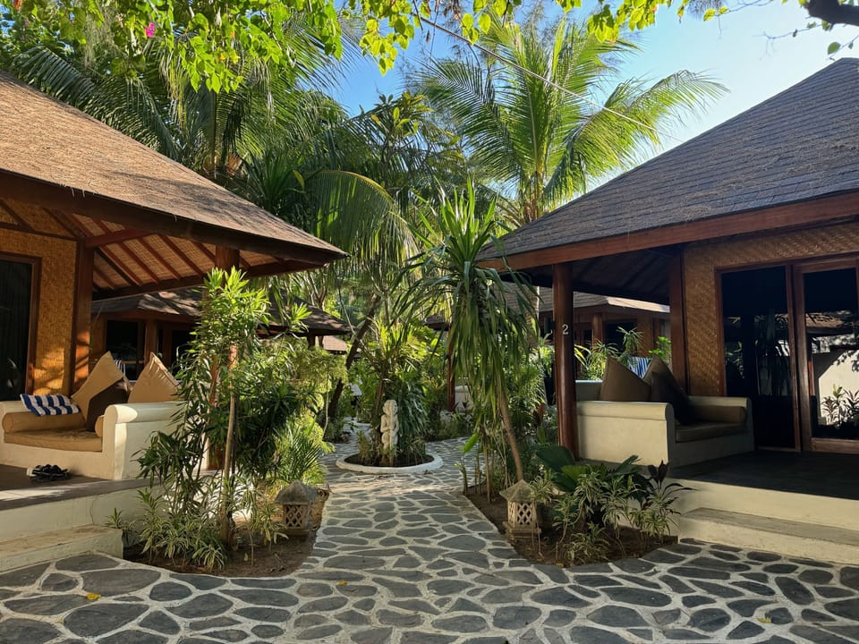 Scallywags Beach Club Hotel in Pemenang