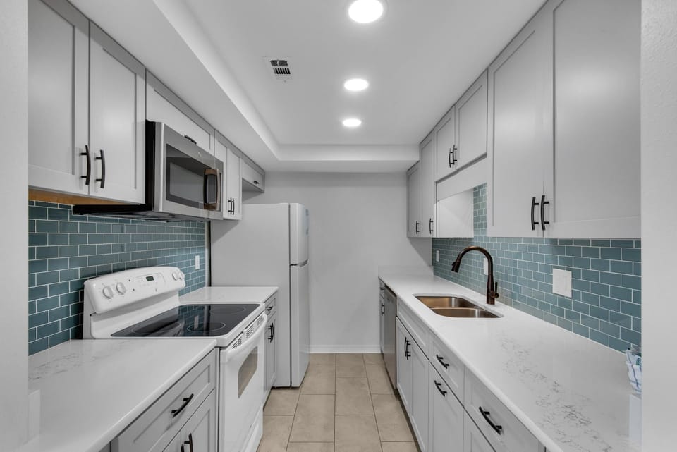 House, 1 King Bed (SouthBay by the Gulf #71) | Private kitchen