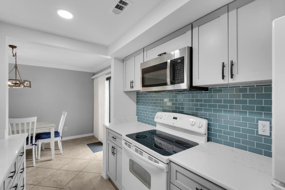 House, 1 King Bed (SouthBay by the Gulf #71) | Private kitchen