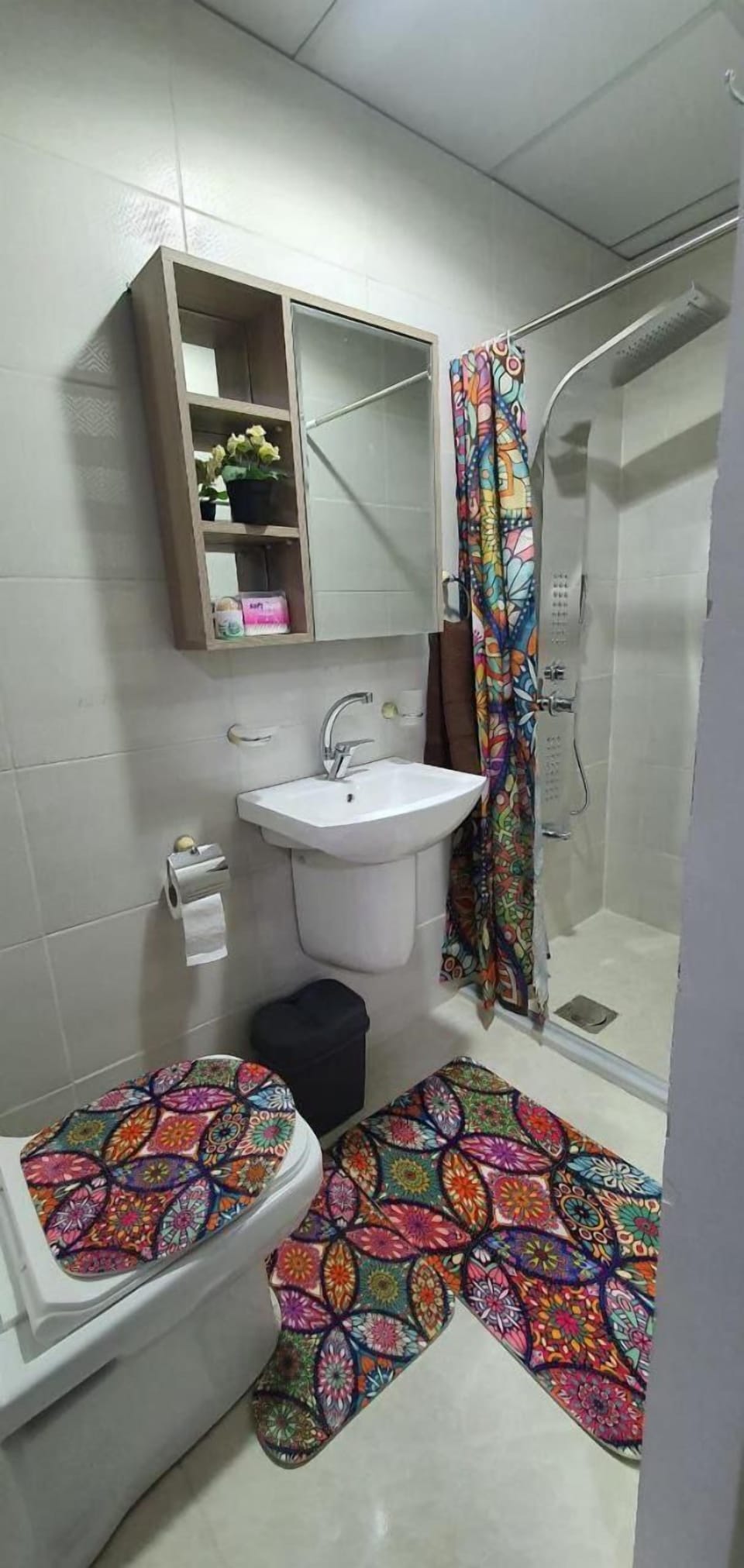 Shower, soap, shampoo, toilet paper