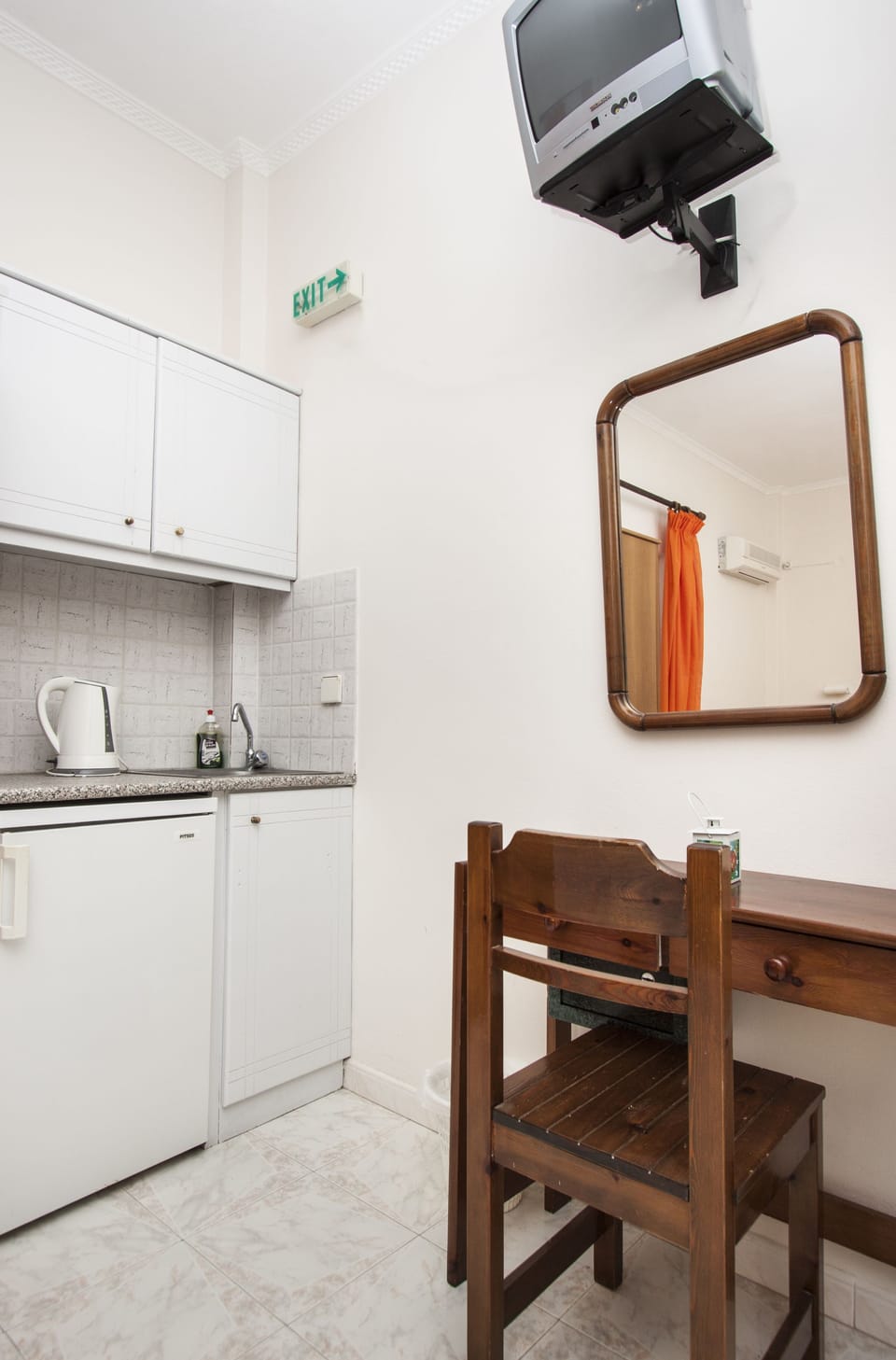 Standard Triple Room | Private kitchen | Fridge, stovetop, electric kettle, cookware/dishes/utensils