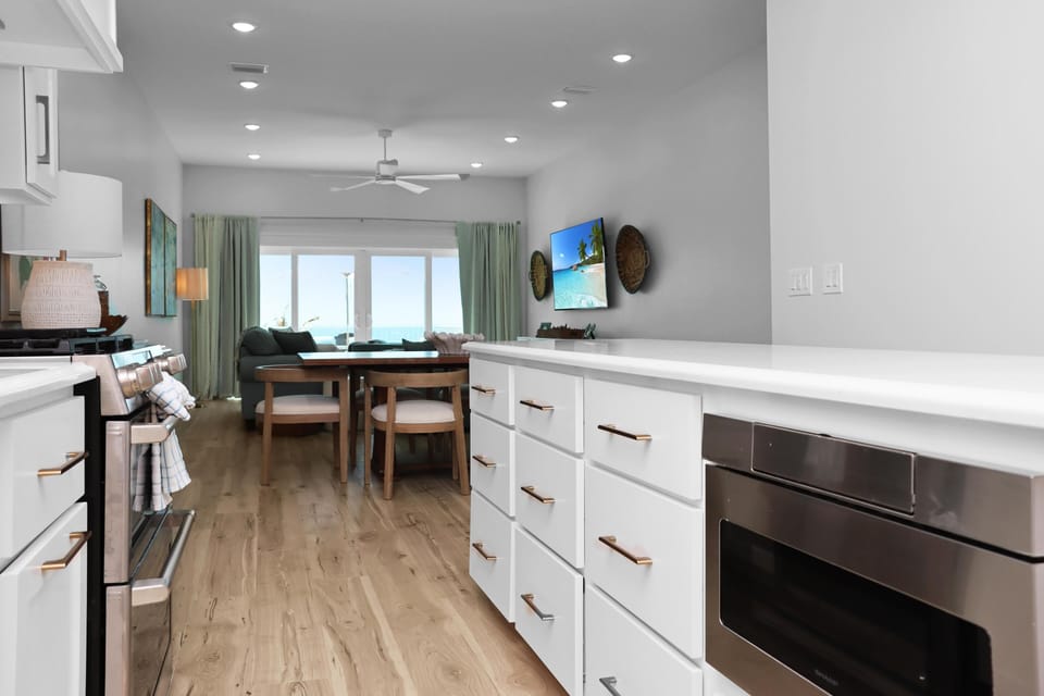 House, Multiple Beds (Salty Sisters) | Private kitchen | Oven, toaster