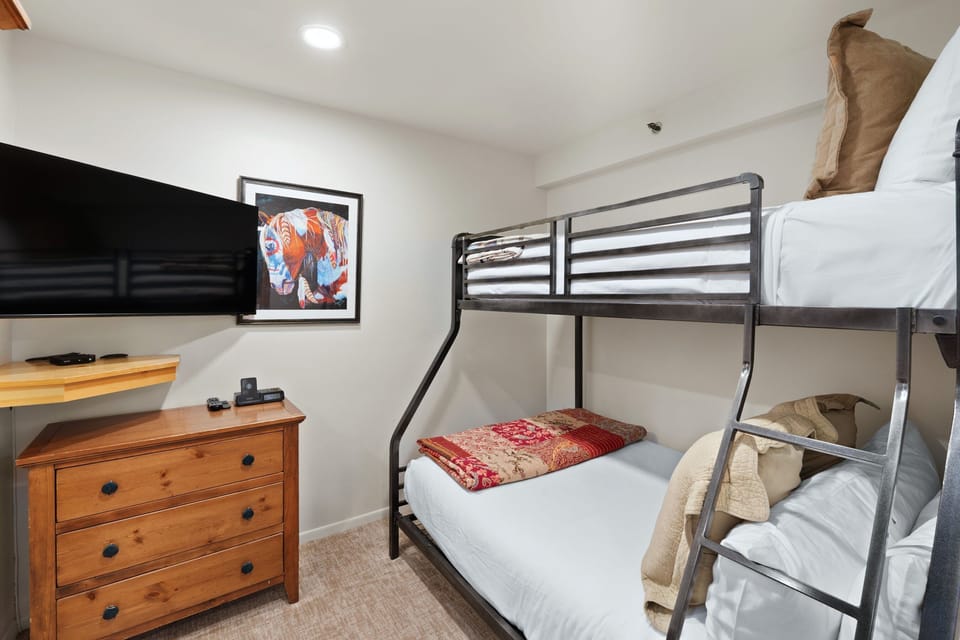 Full Bed with a Twin Bed above it, Smart TV