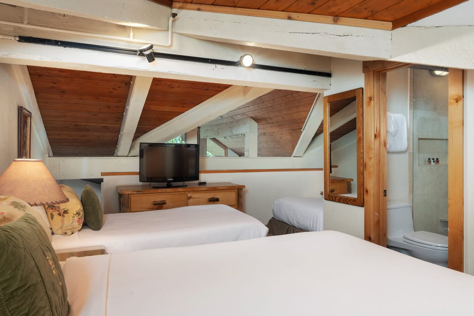 1 Queen Bed and 2 Twin Beds