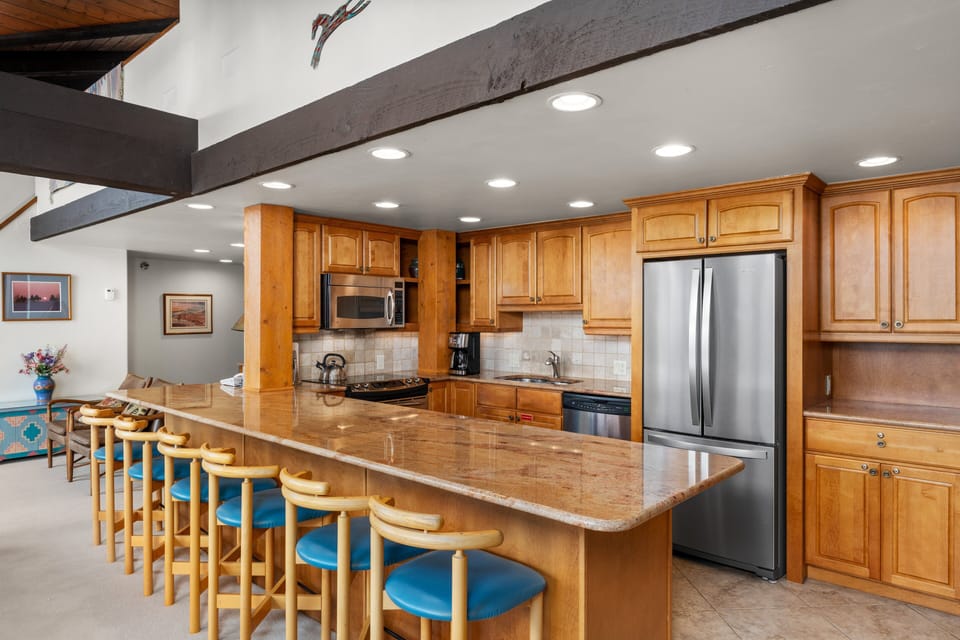 Kitchen Bar seating for 6 people