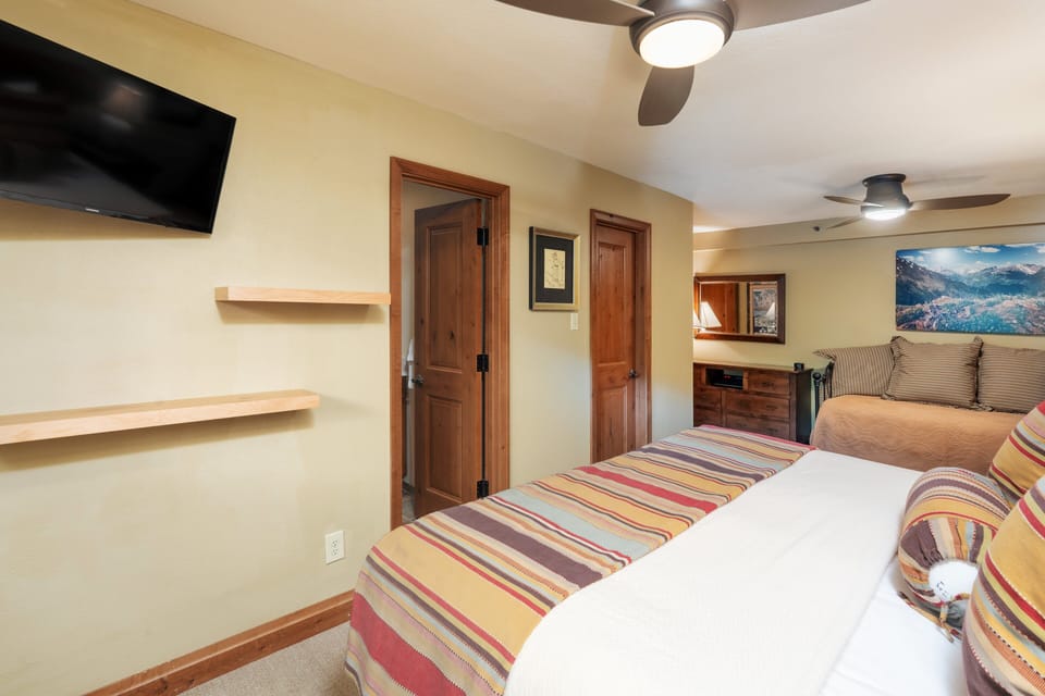 King Bed + Daybed or 2 Twin Beds + Daybed