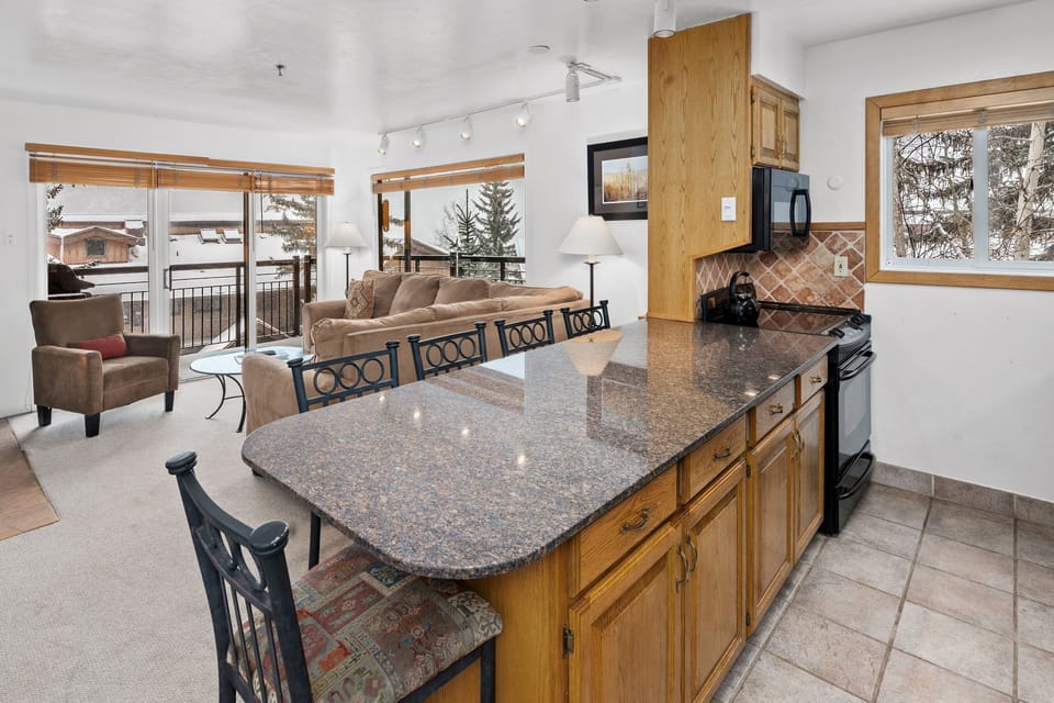 Kitchen Bar seating for 5 people