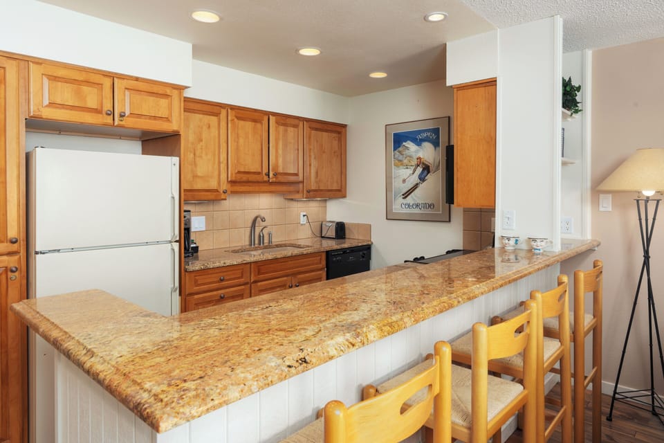 Kitchen Bar seating for 4 people