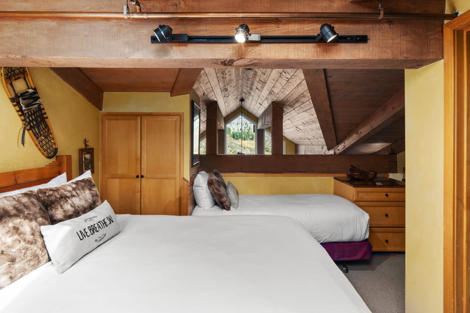 2 Queen Beds and Twin Bed